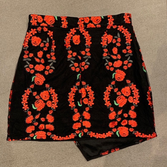 NWOT Missguided Rose Embroidered Skirt - Picture 3 of 4